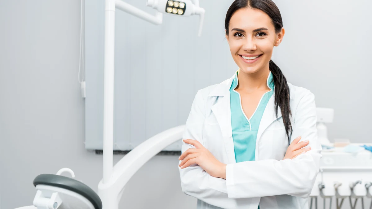 Dentista sonriendo dentro de una clínica en México