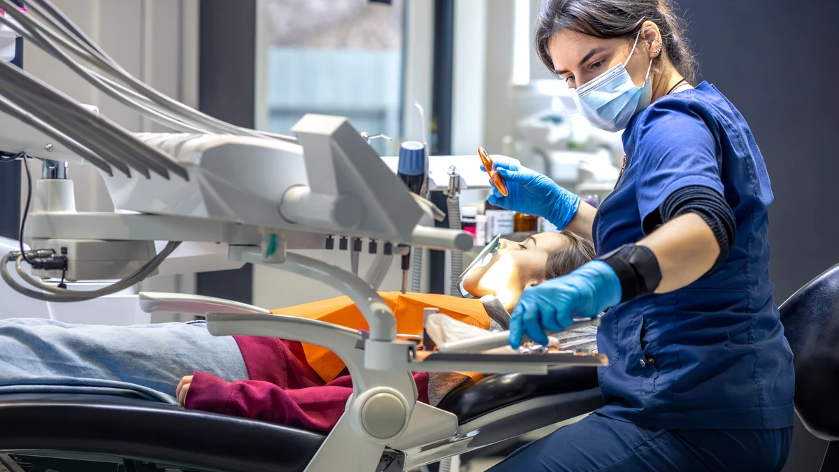 Dentista revisando a un paciente en una clínica moderna en México